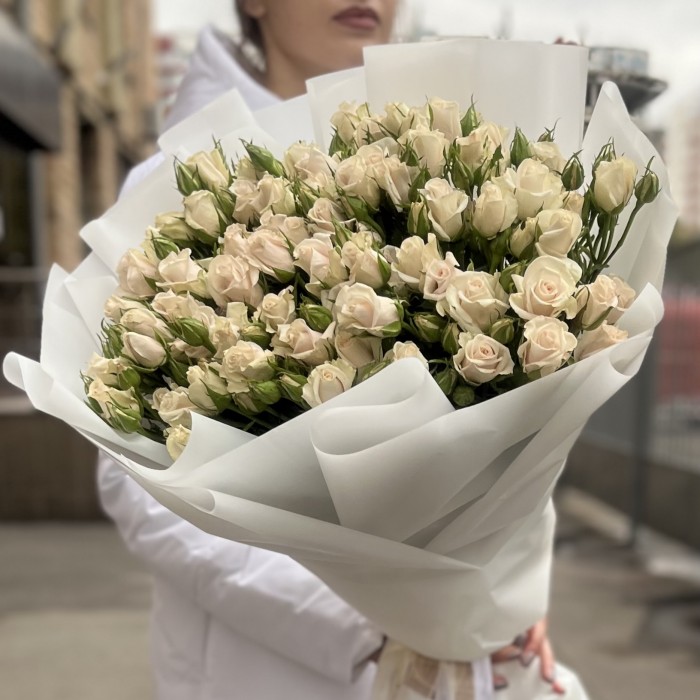 15 кустовых роз Роял Порцелина 70 см