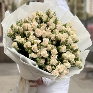 15 кустовых роз Роял Порцелина 80 см