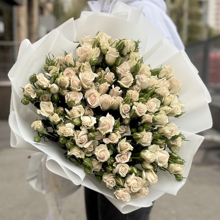 15 кустовых роз Роял Порцелина 80 см