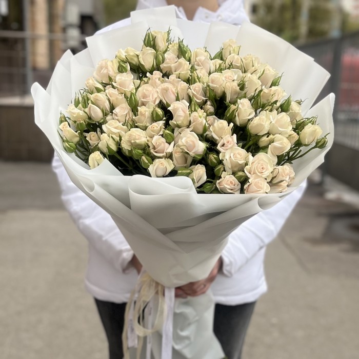 15 кустовых роз Роял Порцелина 80 см