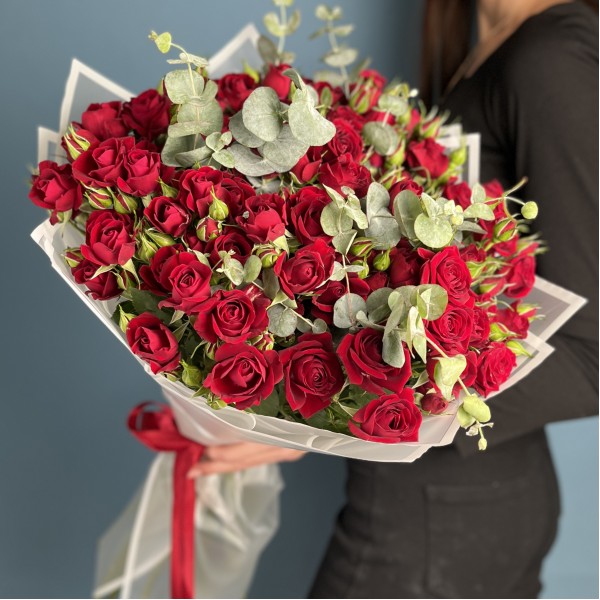 15 красных кустовых роз Рубикон 70 см с эвкалиптом