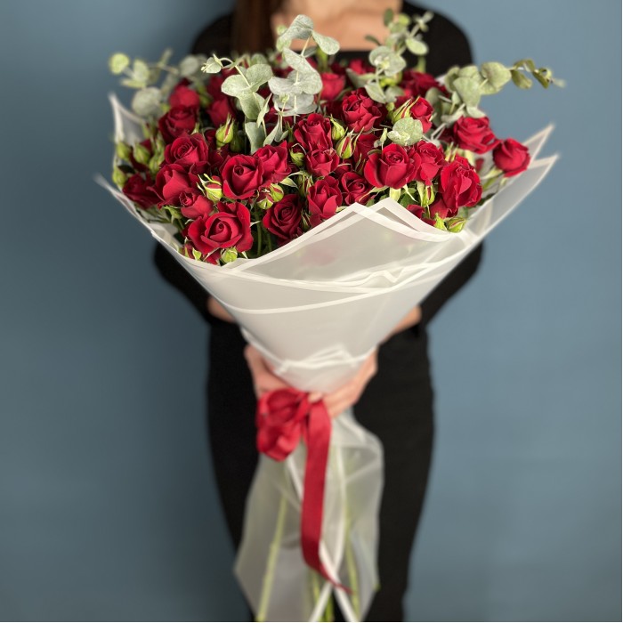 15 красных кустовых роз Рубикон 70 см с эвкалиптом