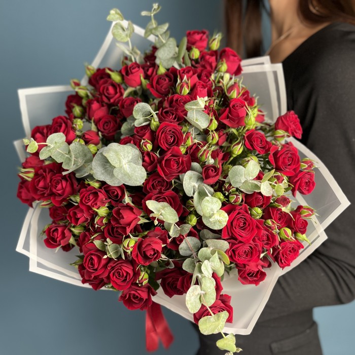 15 красных кустовых роз Рубикон 70 см с эвкалиптом