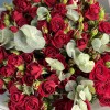 15 красных кустовых роз Рубикон 70 см с эвкалиптом