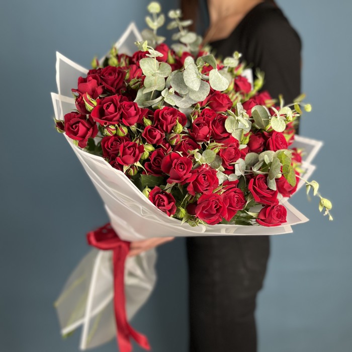 15 красных кустовых роз Рубикон 70 см с эвкалиптом