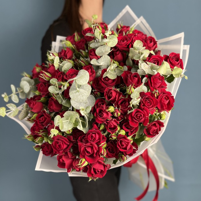 15 красных кустовых роз Рубикон 70 см с эвкалиптом