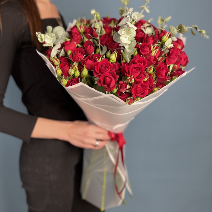 15 красных кустовых роз Рубикон 70 см с эвкалиптом