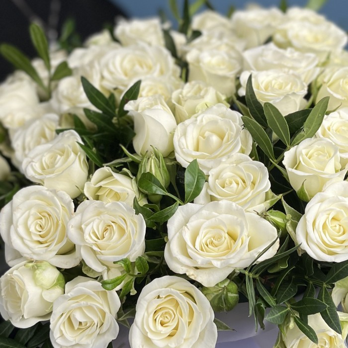 15 кустовых роз Сноуфлейк в коробке