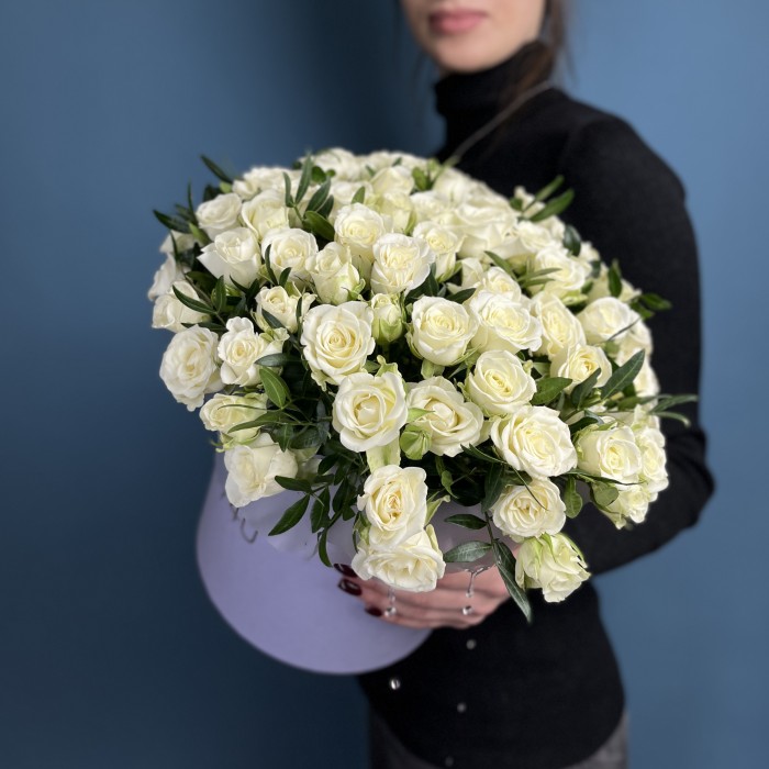 15 кустовых роз Сноуфлейк в коробке