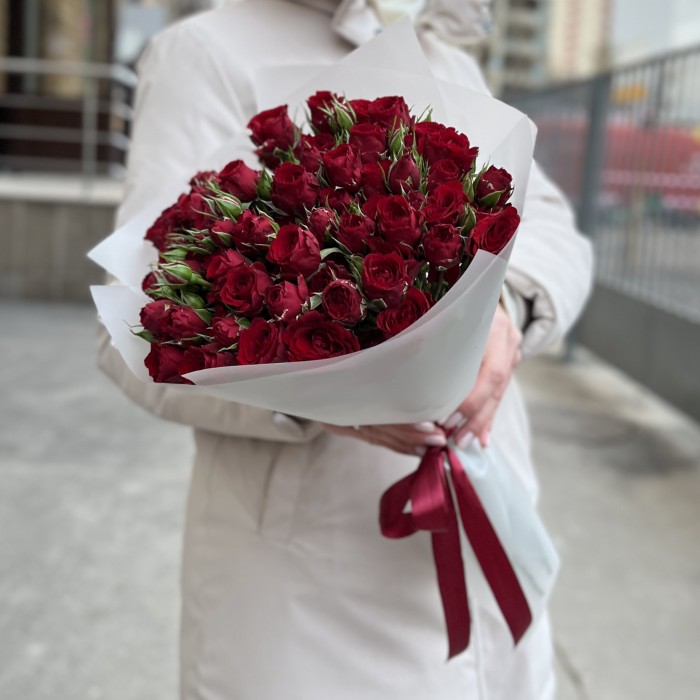 15 кустовых роз Велвет Блоссом 50 см