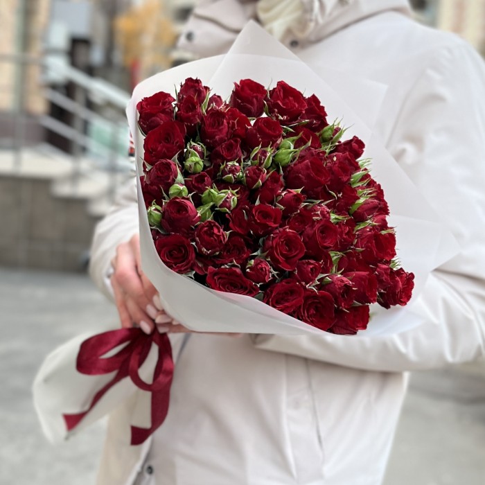 15 кустовых роз Велвет Блоссом 50 см