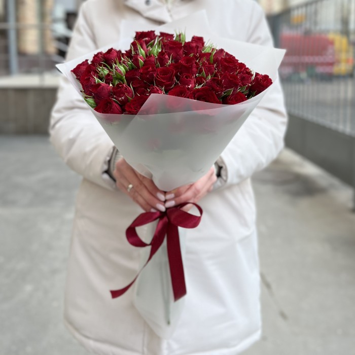 15 кустовых роз Велвет Блоссом 50 см