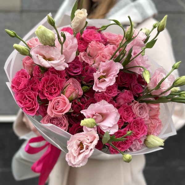15 малиновых роз для мамы с розовой эустомой