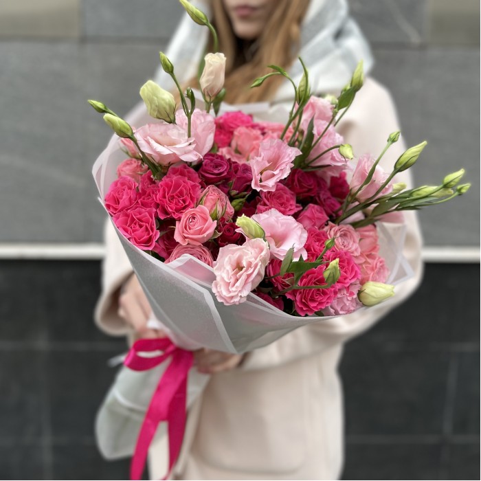 15 малиновых роз для мамы с розовой эустомой