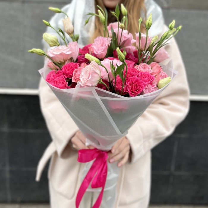 15 малиновых роз для мамы с розовой эустомой