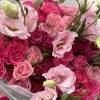 15 малиновых роз для мамы с розовой эустомой