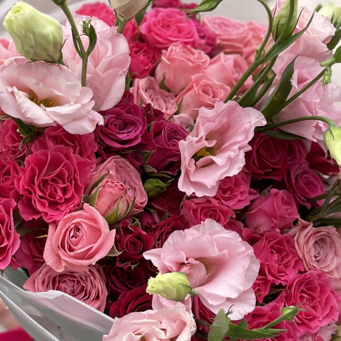 15 малиновых роз для мамы с розовой эустомой