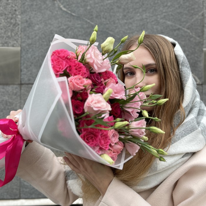 15 малиновых роз для мамы с розовой эустомой