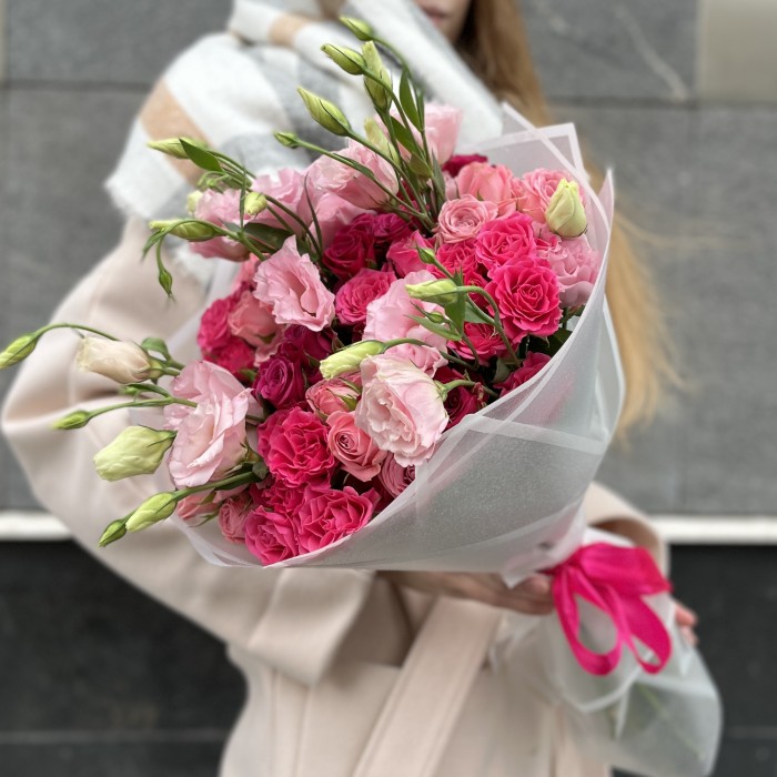 15 малиновых роз для мамы с розовой эустомой