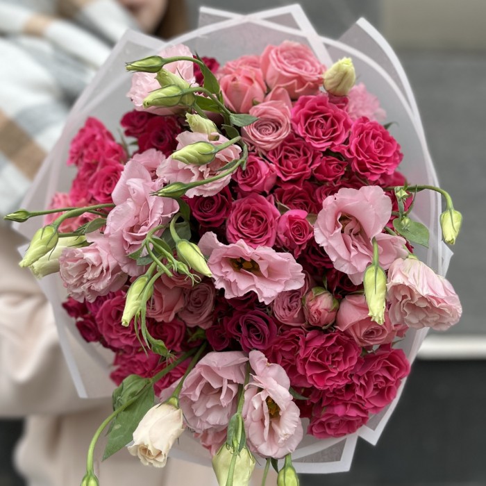 15 малиновых роз для мамы с розовой эустомой