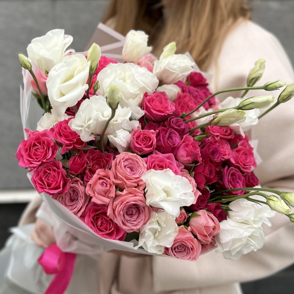 15 малиновых роз микс с белой эустомой