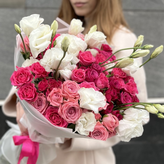 15 малиновых роз микс с белой эустомой