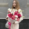 15 малиновых роз микс с белой эустомой