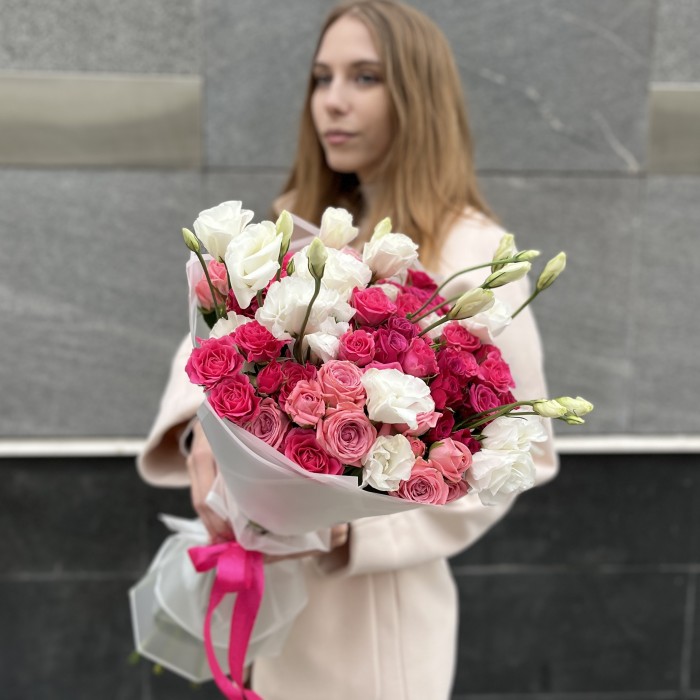 15 малиновых роз микс с белой эустомой