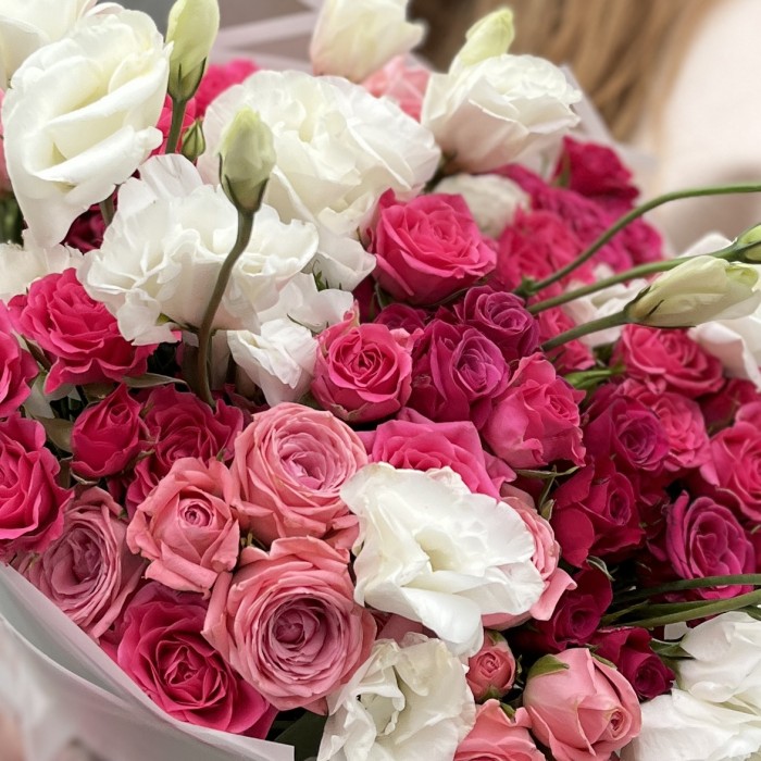 15 малиновых роз микс с белой эустомой