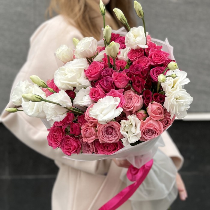 15 малиновых роз микс с белой эустомой