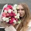 15 малиновых роз микс с белой эустомой