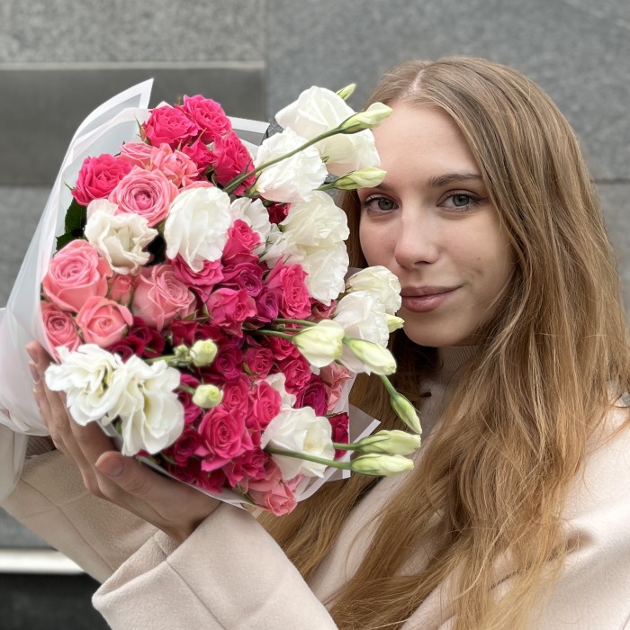 15 малиновых роз микс с белой эустомой