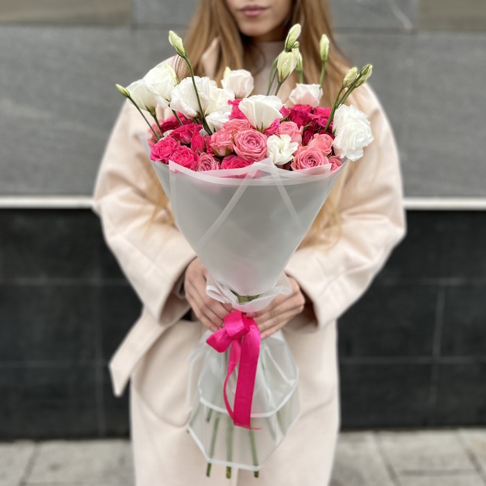 15 малиновых роз микс с белой эустомой
