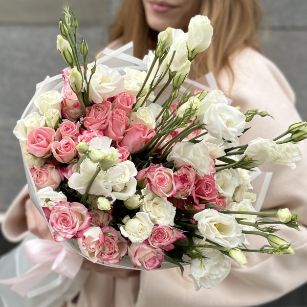 15 нежных кустовых роз с белой эустомой