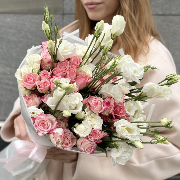 15 нежных кустовых роз с белой эустомой