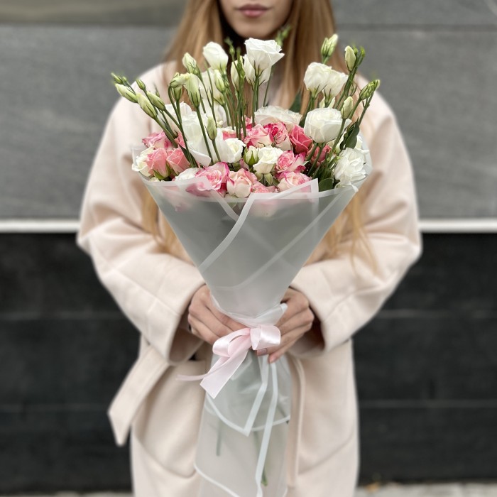 15 нежных кустовых роз с белой эустомой