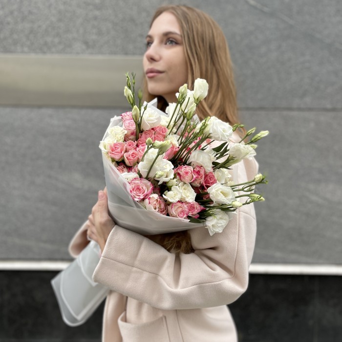 15 нежных кустовых роз с белой эустомой