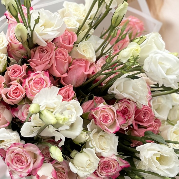 15 нежных кустовых роз с белой эустомой