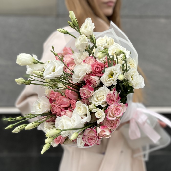 15 нежных кустовых роз с белой эустомой