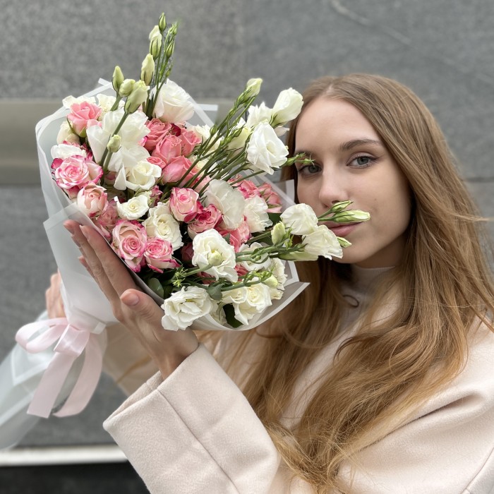 15 нежных кустовых роз с белой эустомой