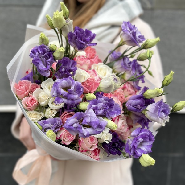 15 нежных кустовых роз с лавандовой эустомой