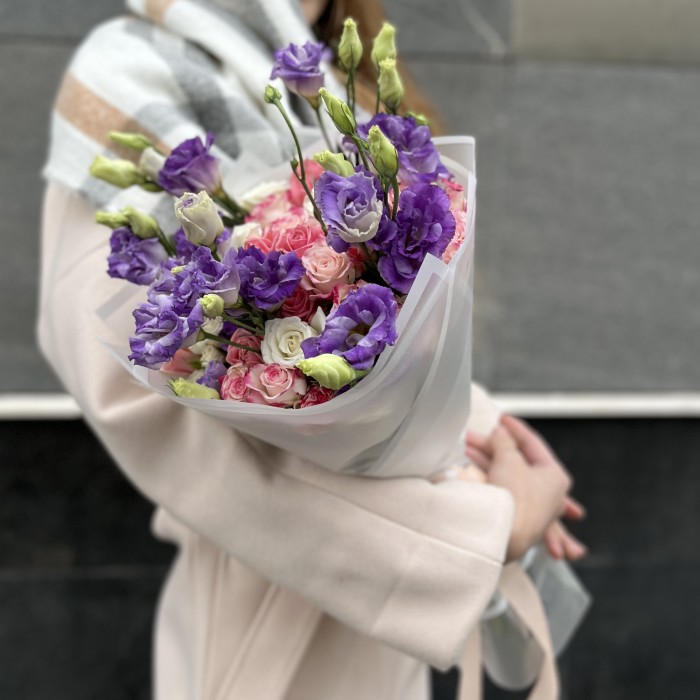 15 нежных кустовых роз с лавандовой эустомой