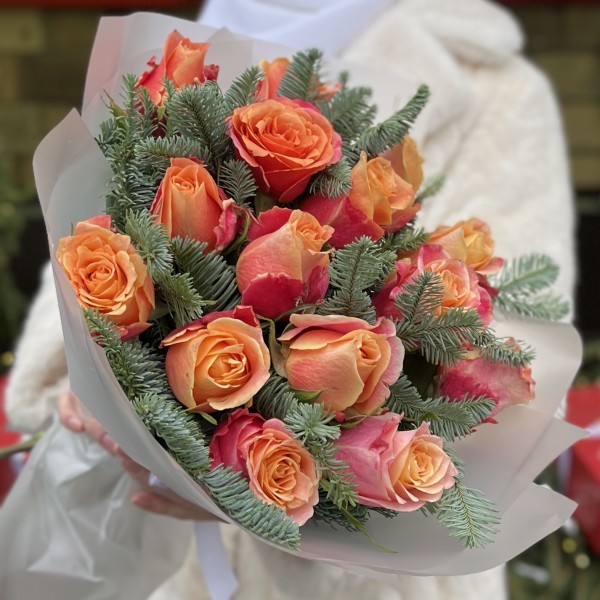 15 оранжево-красных роз с нобилисом