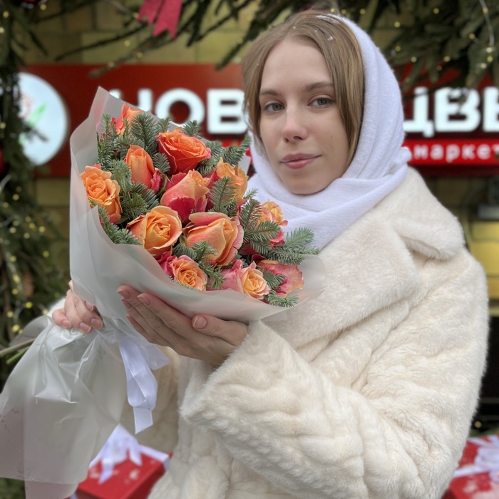 15 оранжево-красных роз с нобилисом