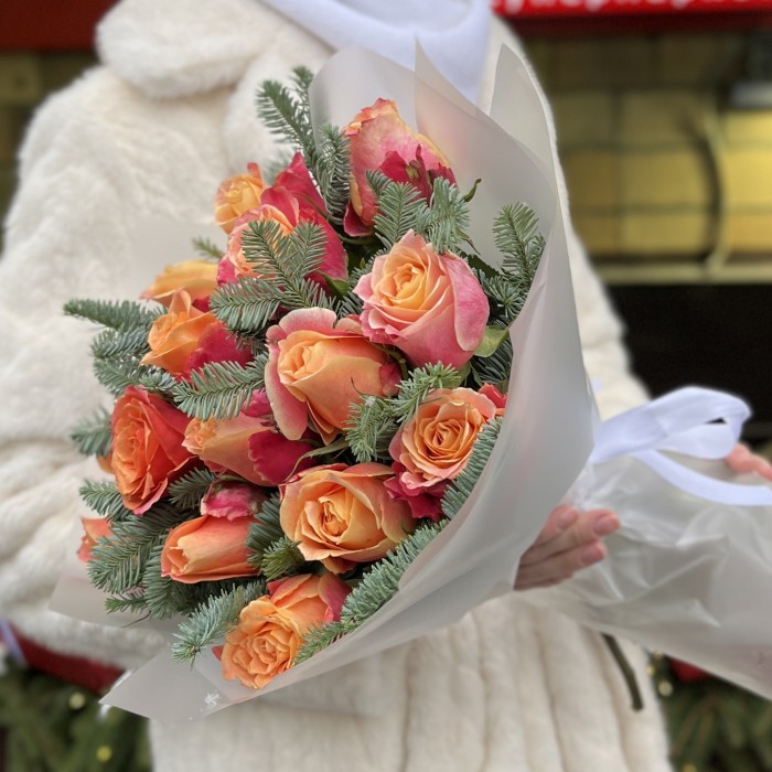 15 оранжево-красных роз с нобилисом