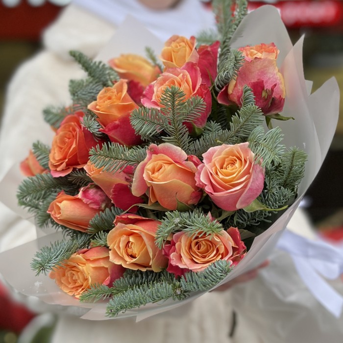 15 оранжево-красных роз с нобилисом