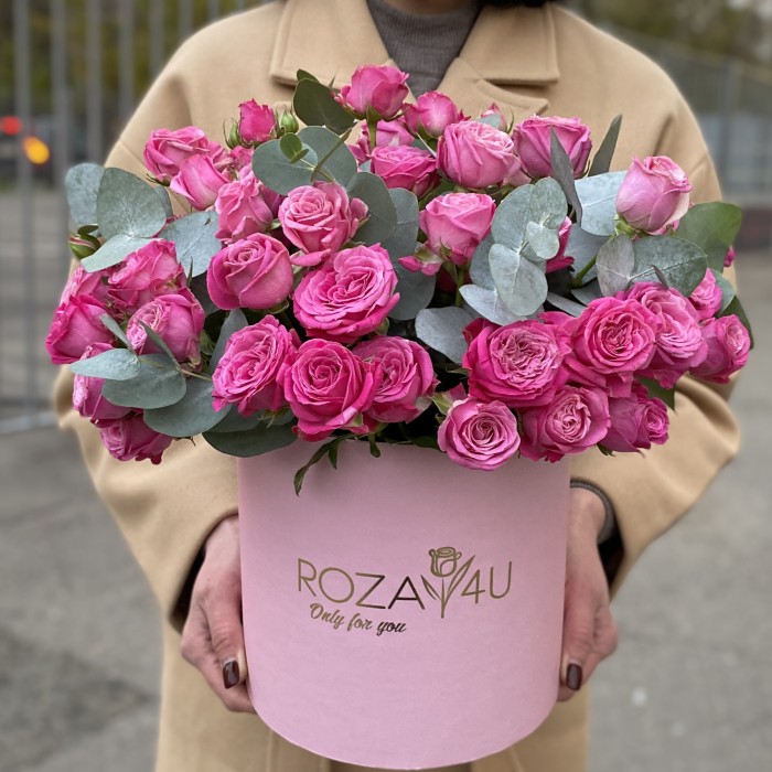 15 пионовидных кустовых роз Леди Бомбастик в коробке