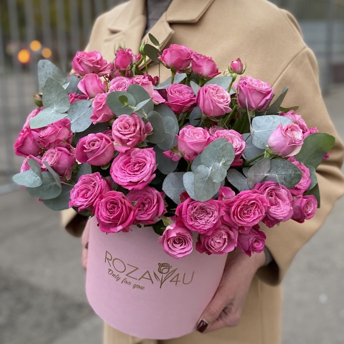 15 пионовидных кустовых роз Леди Бомбастик в коробке