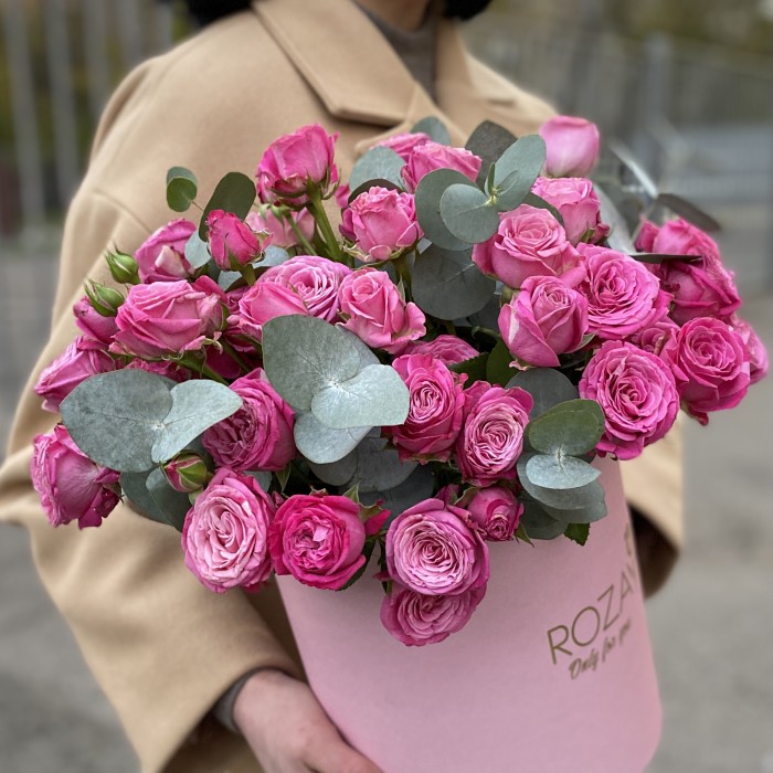 15 пионовидных кустовых роз Леди Бомбастик в коробке