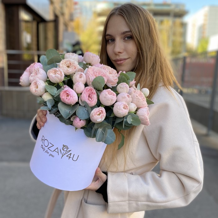 15 пионовидных кустовых роз Мансфилд Парк в коробке